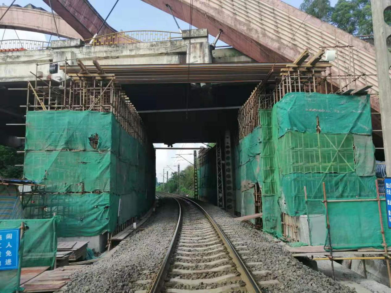 成渝高速公路內(nèi)江提籃拱橋改造工程進(jìn)入涉鐵部分關(guān)鍵施工階段