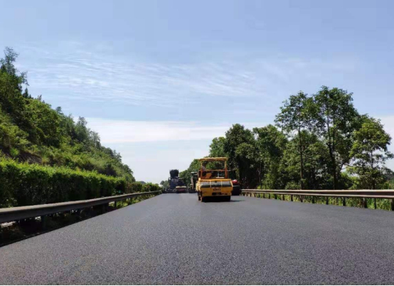 G5京昆高速公路綿廣段路面維修工程二階段（進川向）路面坑凼修補任務順利完成.png