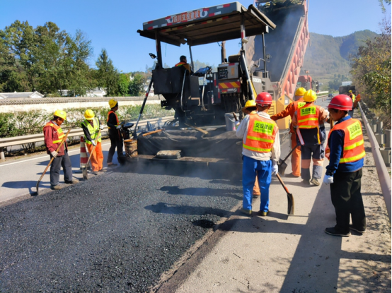 四川省桃園（川陜界）至巴中高速公路路面病害處治工程正式進場施工