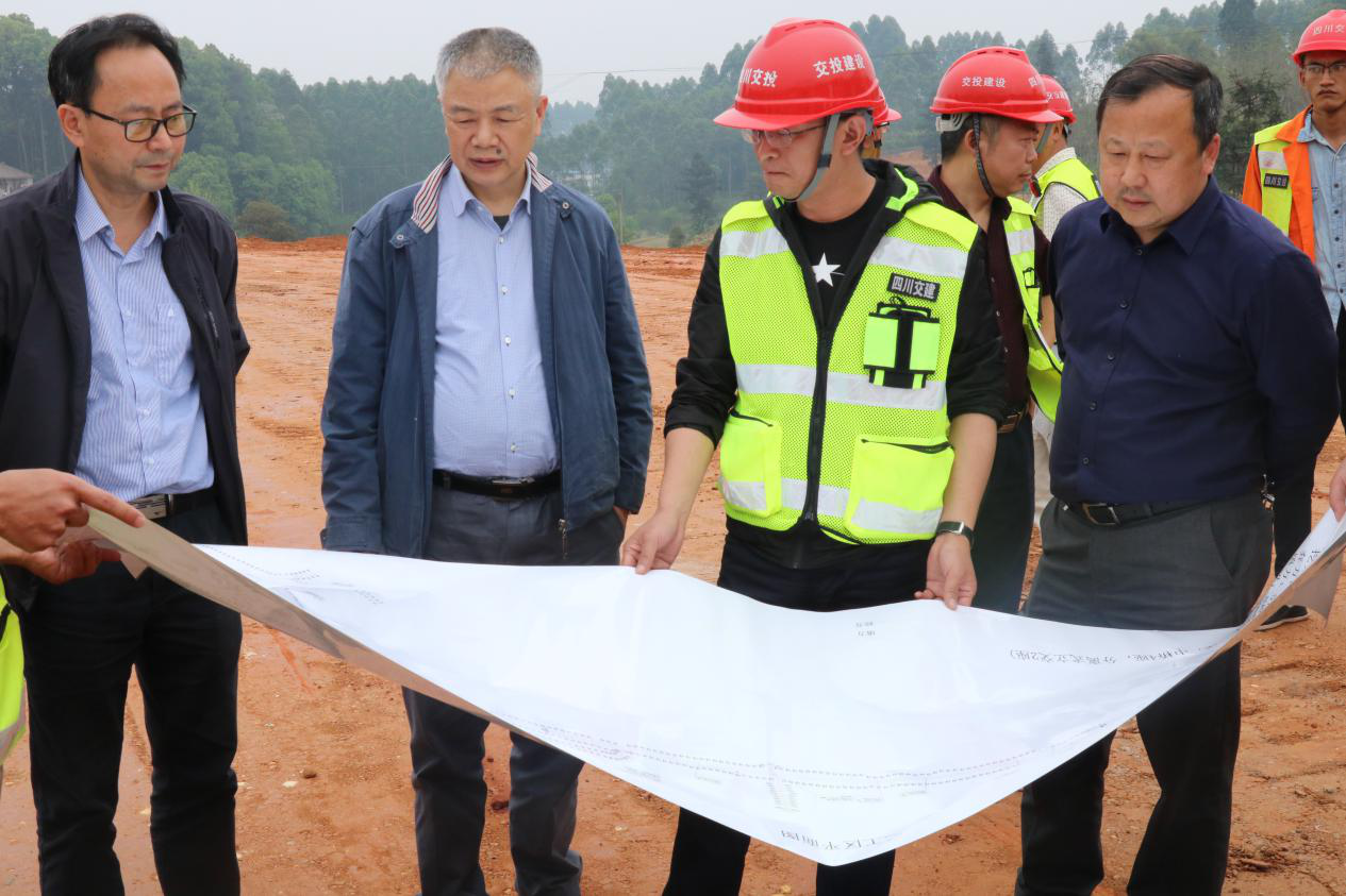 樂山市“掛圖作戰(zhàn)”指揮部一行調(diào)研督導(dǎo)成樂高速擴(kuò)容建設(shè)項(xiàng)目.png