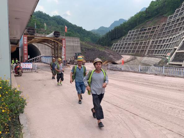 隧道發生“險情”人員逃出到安全區，啟動應急預案并上報情況.jpg