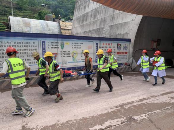 醫療通訊組人員就位，前往現場實施應急救援，傷員送往救治2.jpg