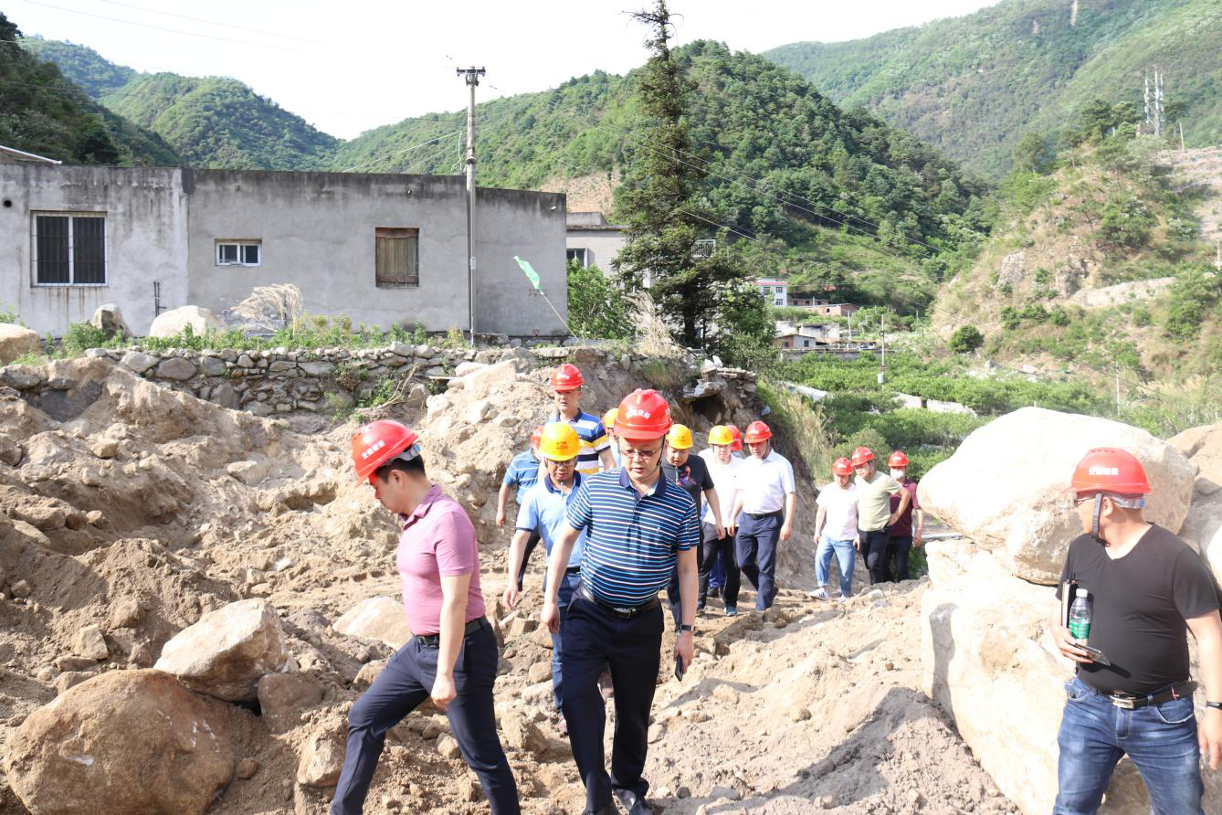 公司黨委委員、監事、工會主席鄭植調研指導瀘石高速公路施工現場工作