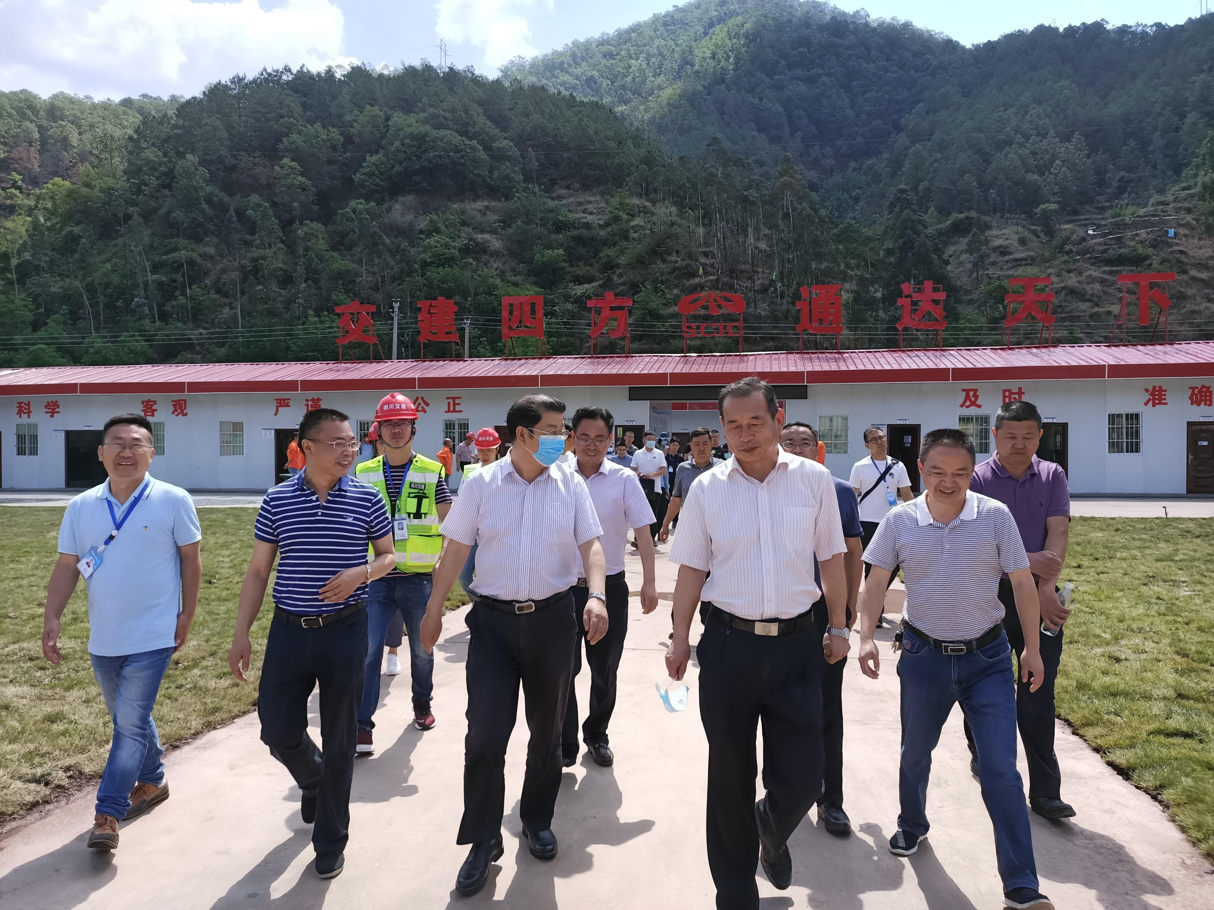涼山州常務(wù)副州長蔣剛調(diào)研德會(huì)TJ1-3項(xiàng)目部K48智慧場站.jpg