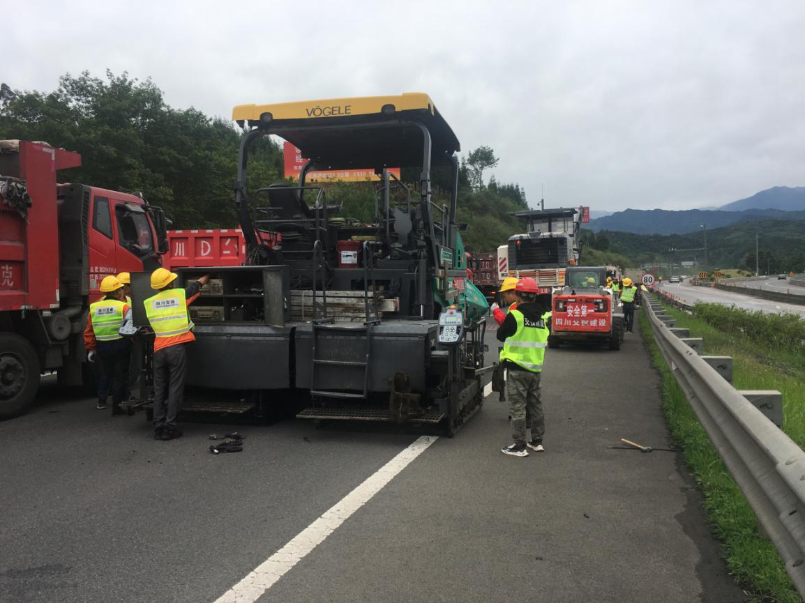 雅西高速路面銑刨加鋪工程進場施工