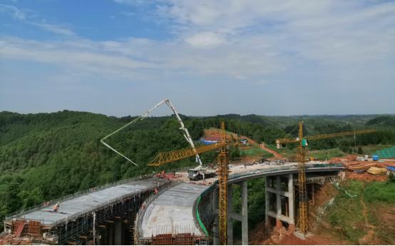 隆興互通B匝道1＃大橋、A匝道中橋現(xiàn)澆箱梁澆筑順利完成.jpg