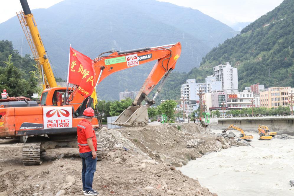 沖鋒在前勇擔當 防汛搶險踐初心 ---黨旗飄飄，奮戰石棉縣電力路塌方清淤