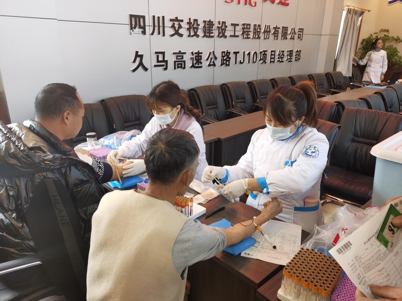 久馬高速TJ10項目部 組織工區農民工進行健康體檢