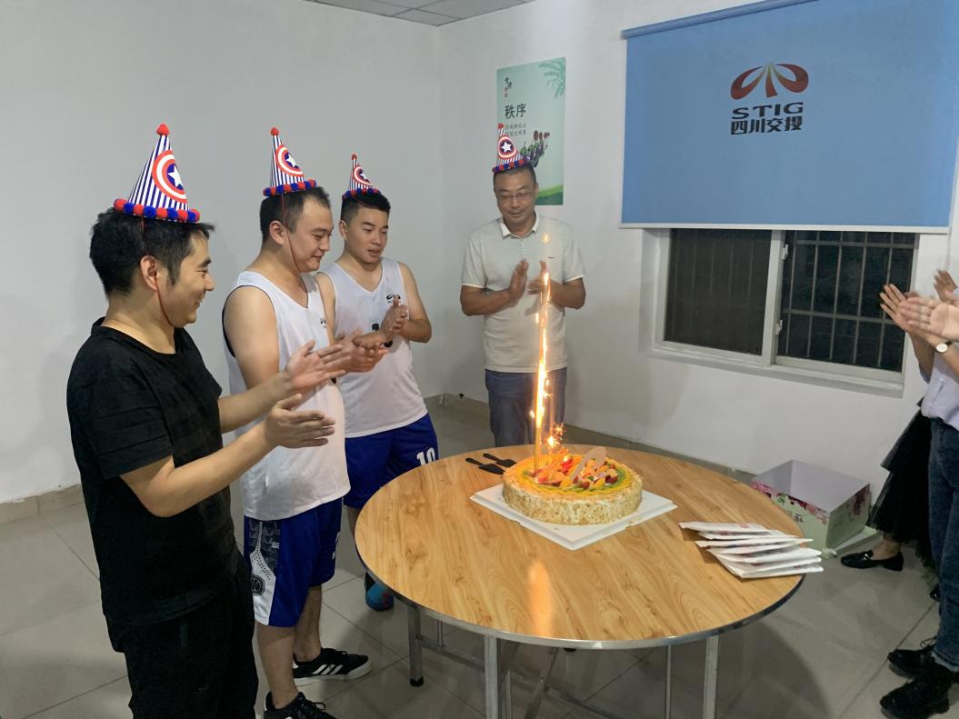 員工集體生日會(huì) 濃濃溫情暖人心 —成綿擴(kuò)容項(xiàng)目TJ9標(biāo)段組織開展九月項(xiàng)目員工集體生日會(huì)