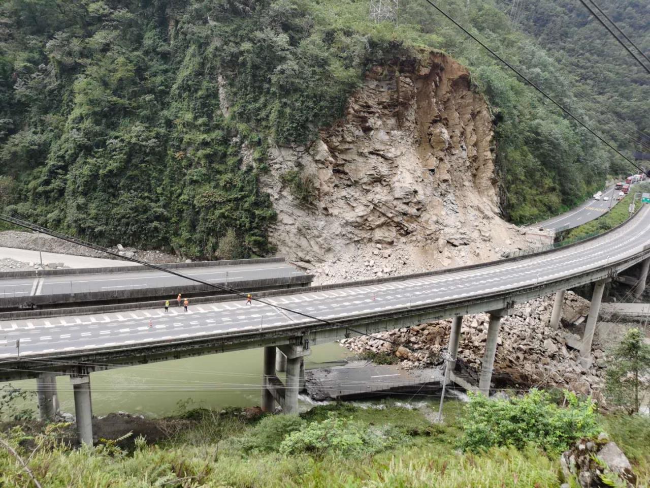 雅西高速山體滑坡交通中斷 四川交投建設(shè)公司搶險(xiǎn)隊(duì)已赴現(xiàn)場(chǎng)