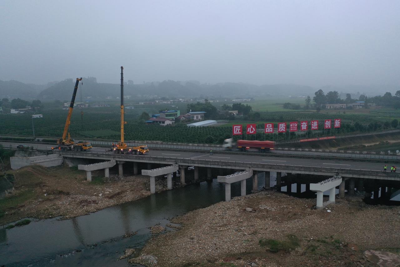 成樂擴容建設金牛河大橋首跨梁板架設完成