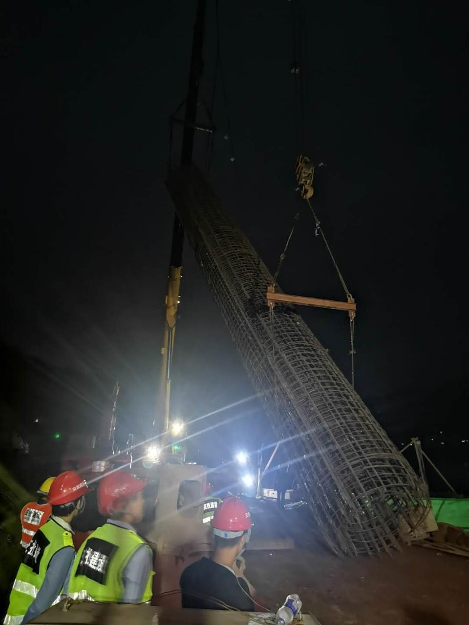 挑燈夜戰(zhàn)干勁高 機械轟鳴現(xiàn)場忙