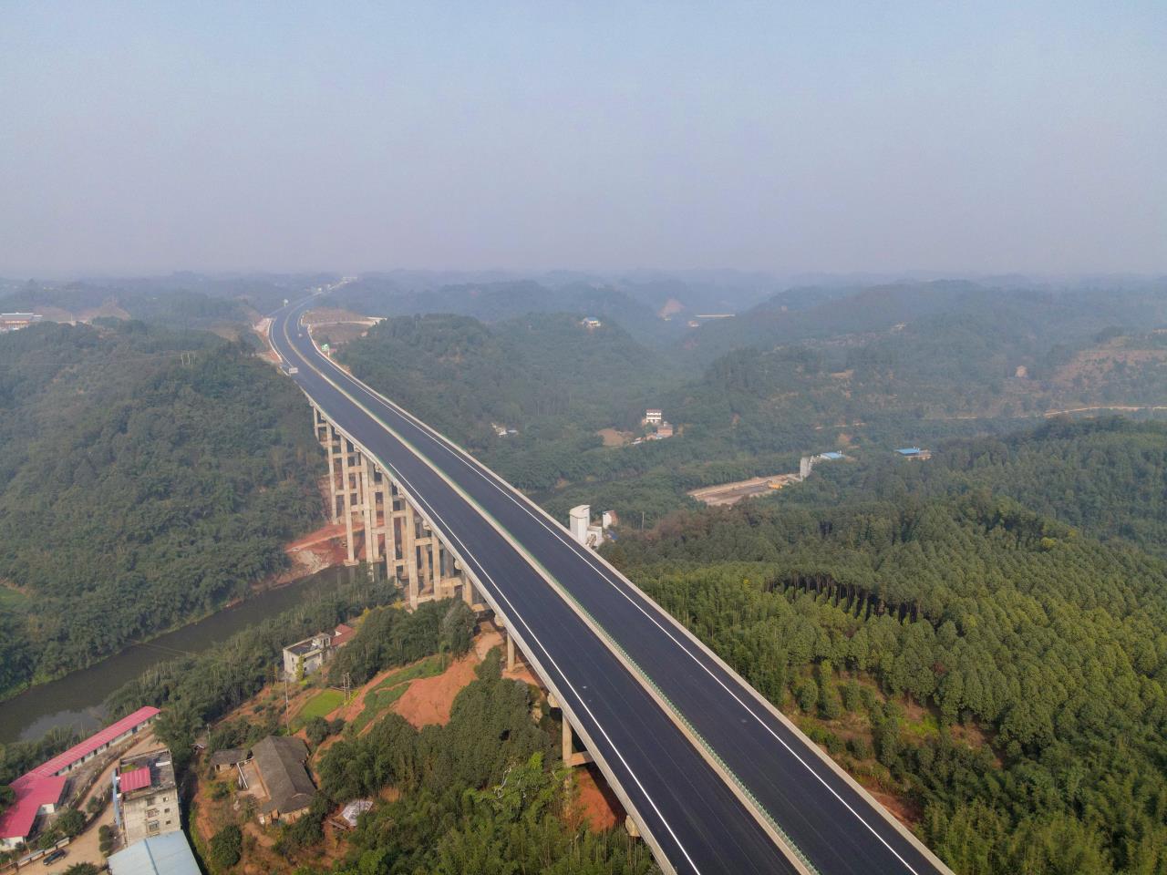 成宜高速榮縣段和宜賓段主線路面雙幅貫通！12月中旬全線通車
