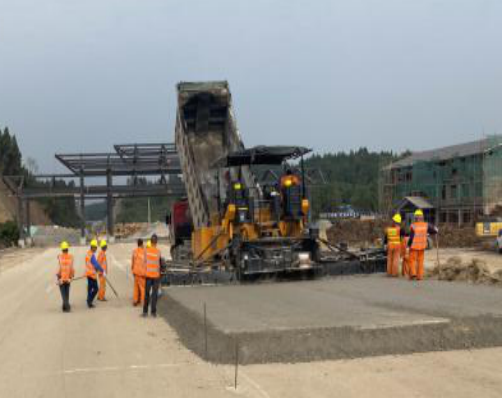 成德南高速公路西平互通路面工程試驗段墊層、底基層、基層順利鋪筑