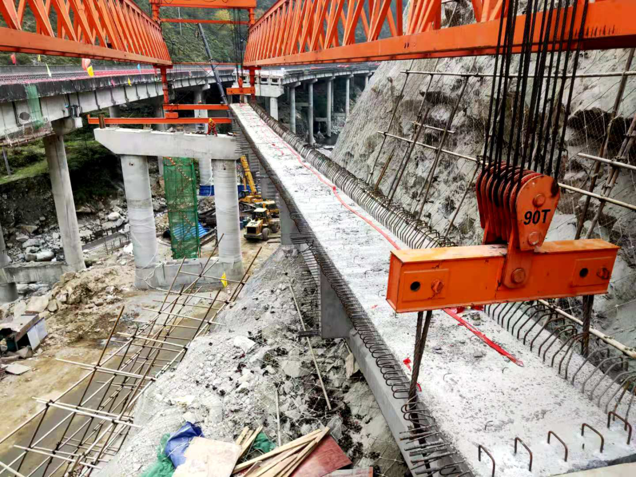 姚河壩特大橋恢復重建工程首跨梁板架設成功