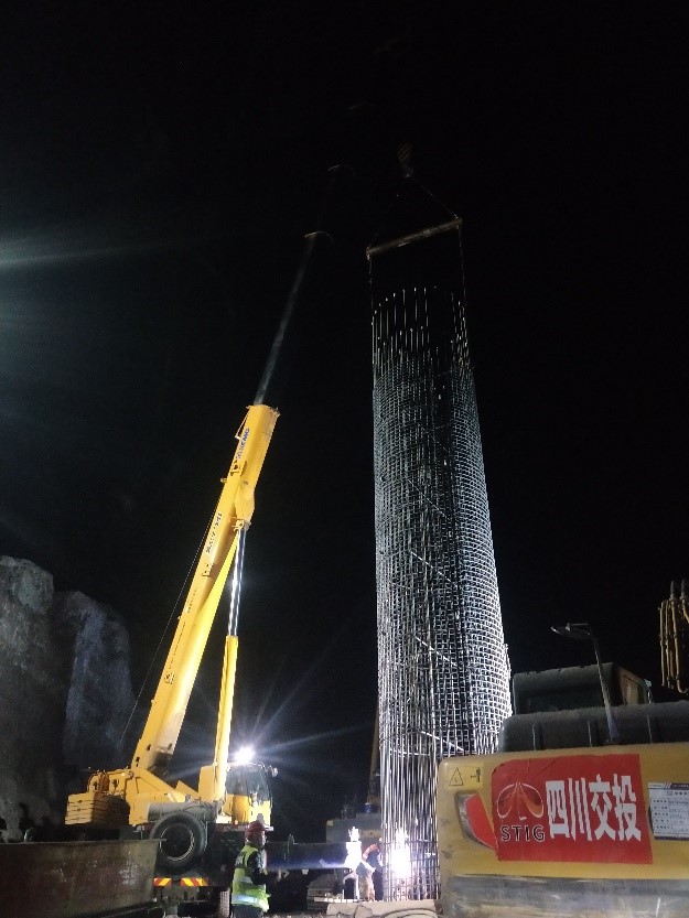 挑燈夜戰 沿江高速ZX1項目部順利完成金沙江特大橋主墩樁基澆筑
