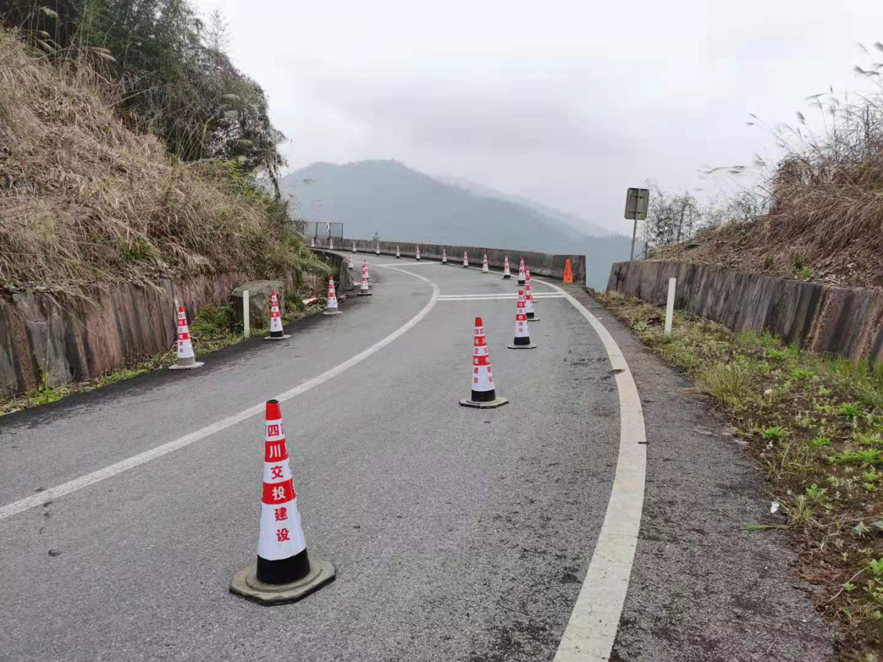 雅西高速獨柱式橋墩橋梁抗傾覆加固處治工程進場施工