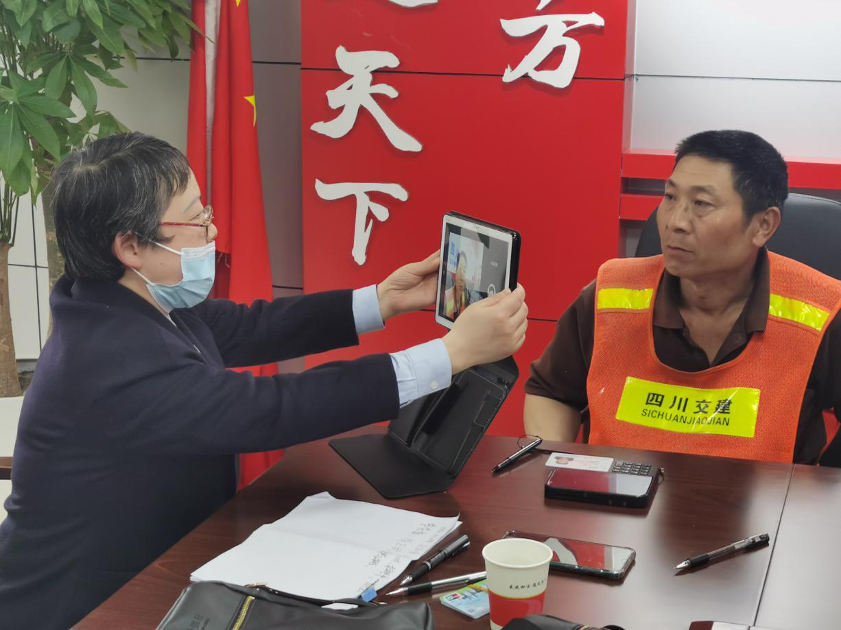 銀行進工地  工友不“憂薪”