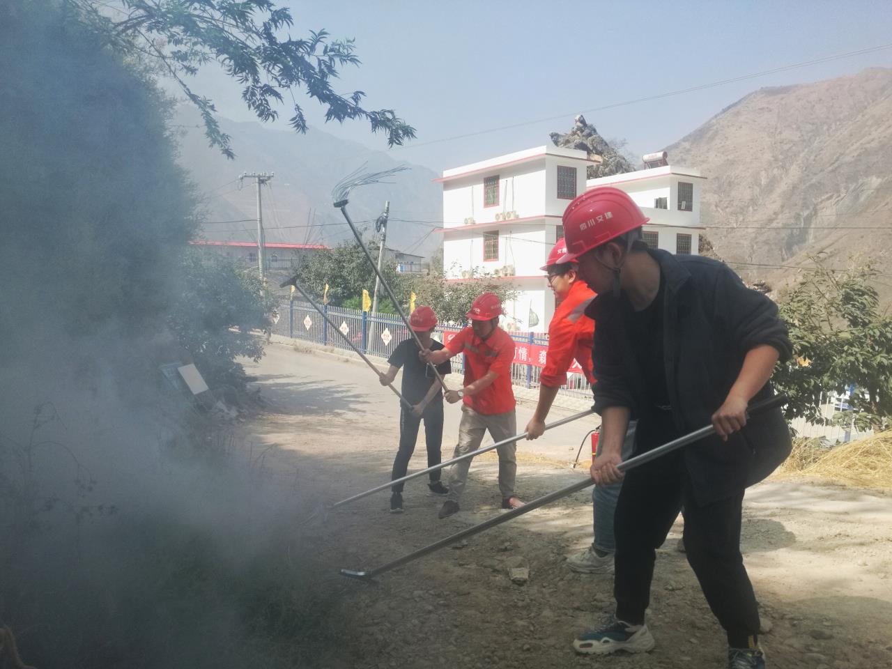 提升撲滅初始火情能力 增強(qiáng)員工消防意識(shí)——四川交投建設(shè)公司沿江XJ17項(xiàng)目部組織森林防火應(yīng)急演練