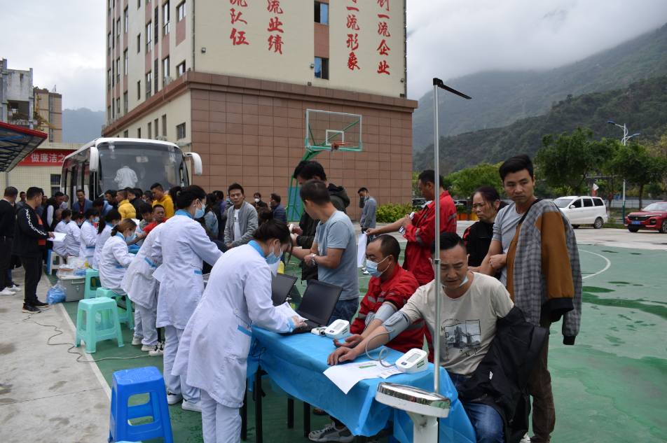 “五·一”前夕 瀘石高速（石棉段）為農(nóng)民工派發(fā)“健康大禮包” ——守護(hù)項目一線勞動者健康，我們在行動