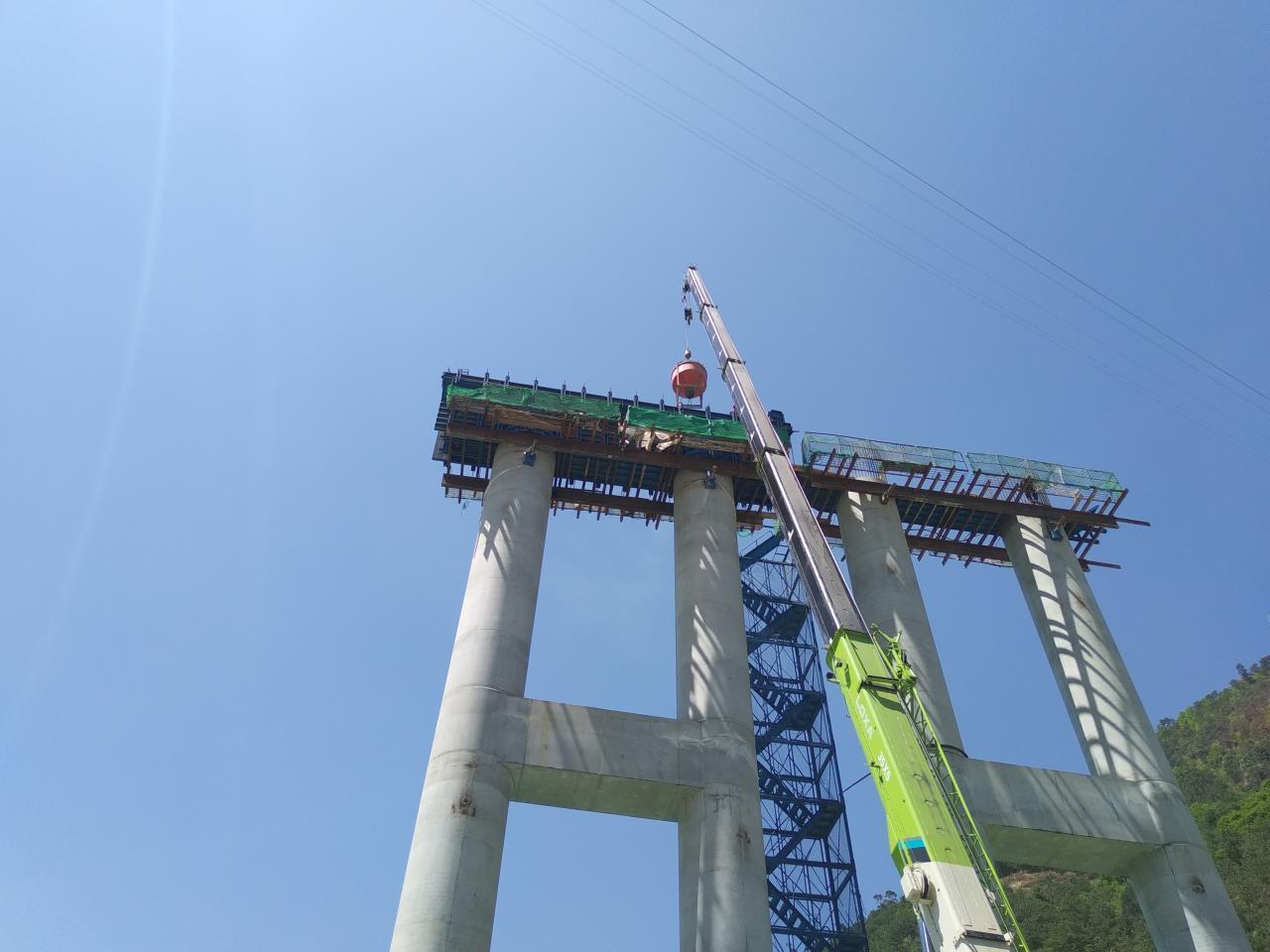 蓋梁澆筑現場 (2).jpg
