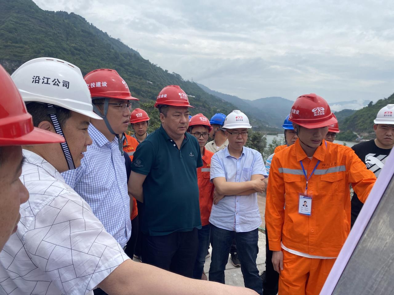 四川省交通運輸廳工程質(zhì)量監(jiān)督局到沿江高速公路ZX1項目部檢查指導(dǎo)