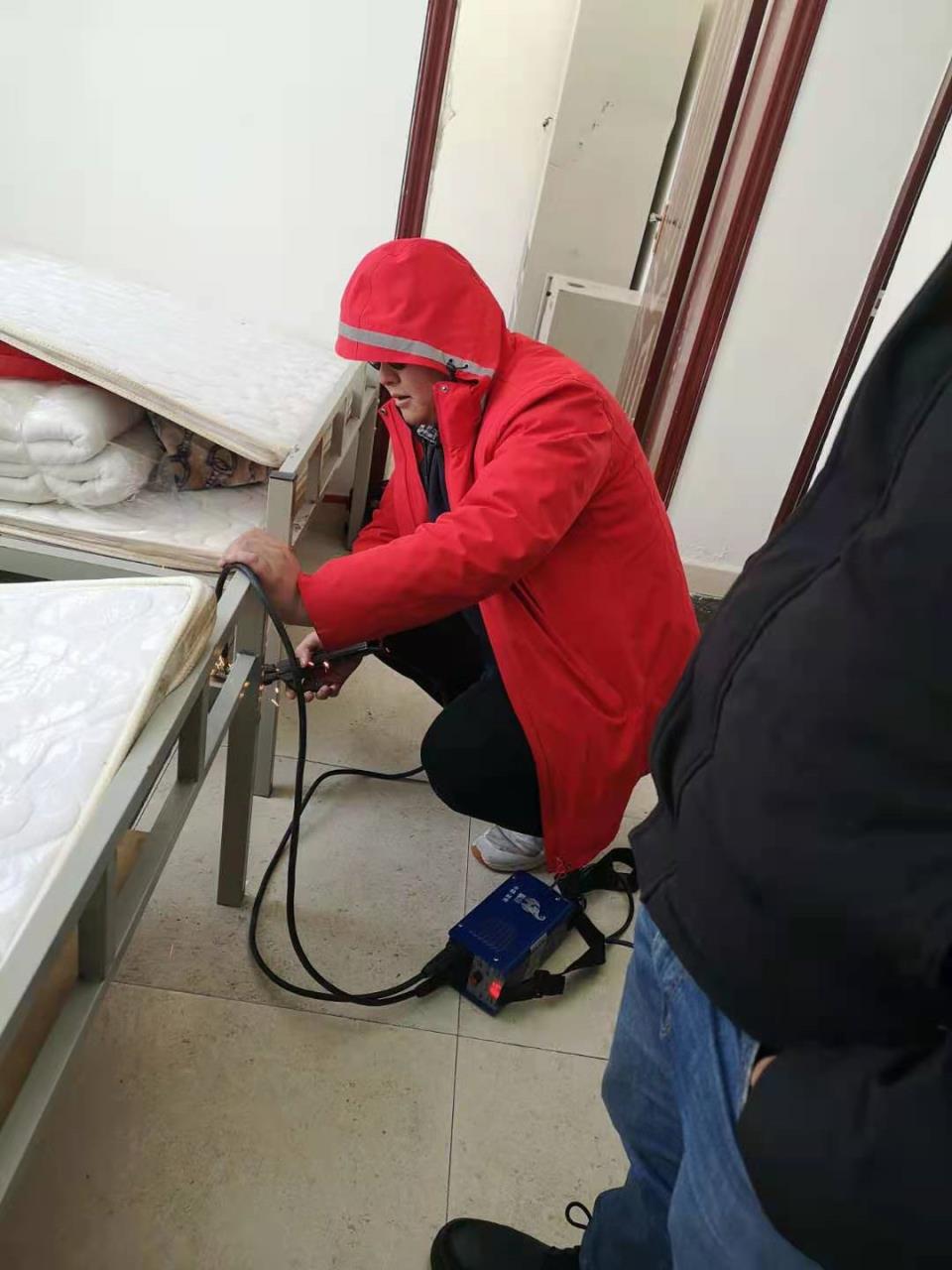 項(xiàng)目青年志愿者焊接床架.jpg