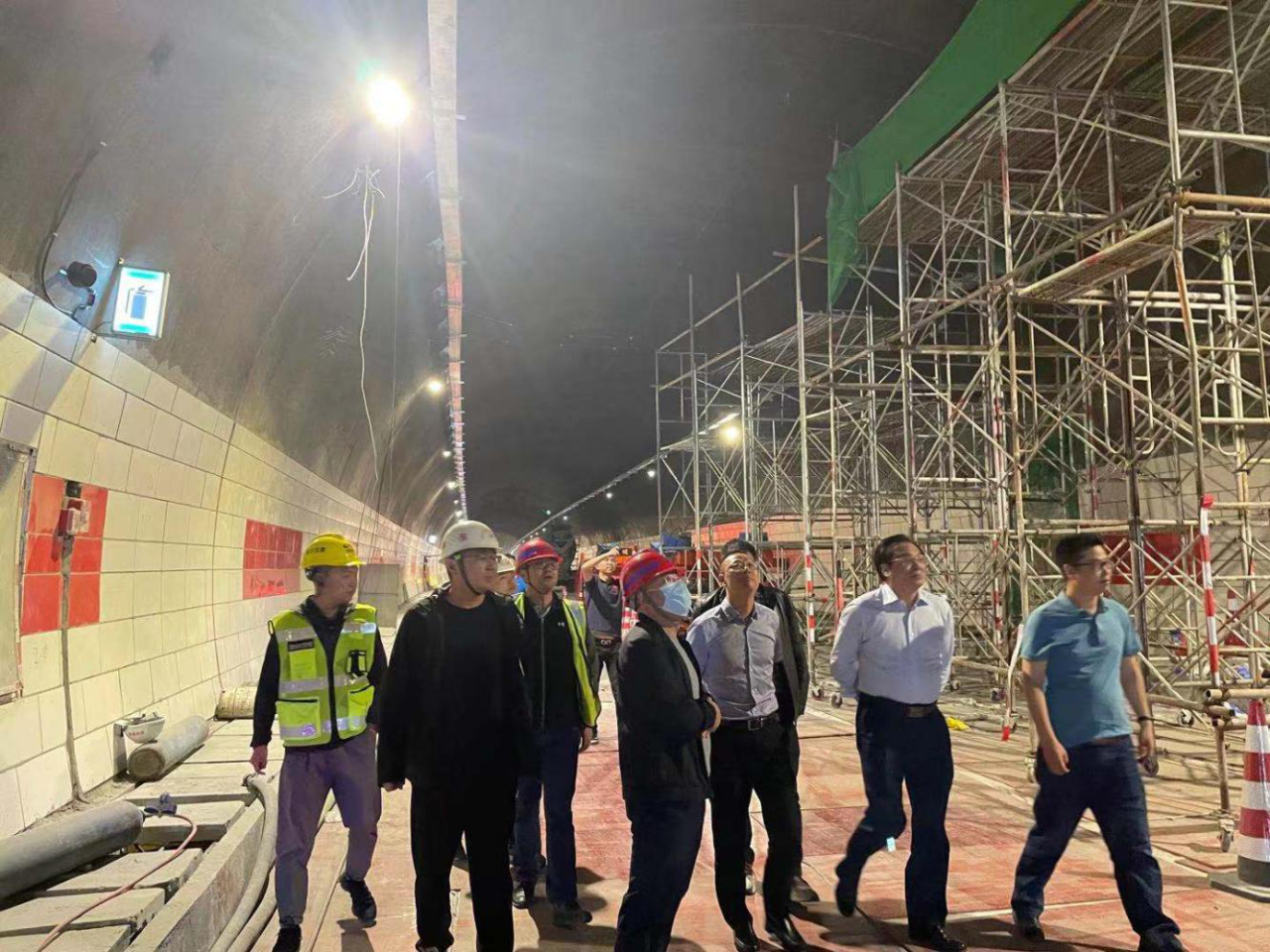 四川省交通廳總工程師王茂奎一行督導(dǎo)汶馬高速獅子坪隧道應(yīng)急搶險工作