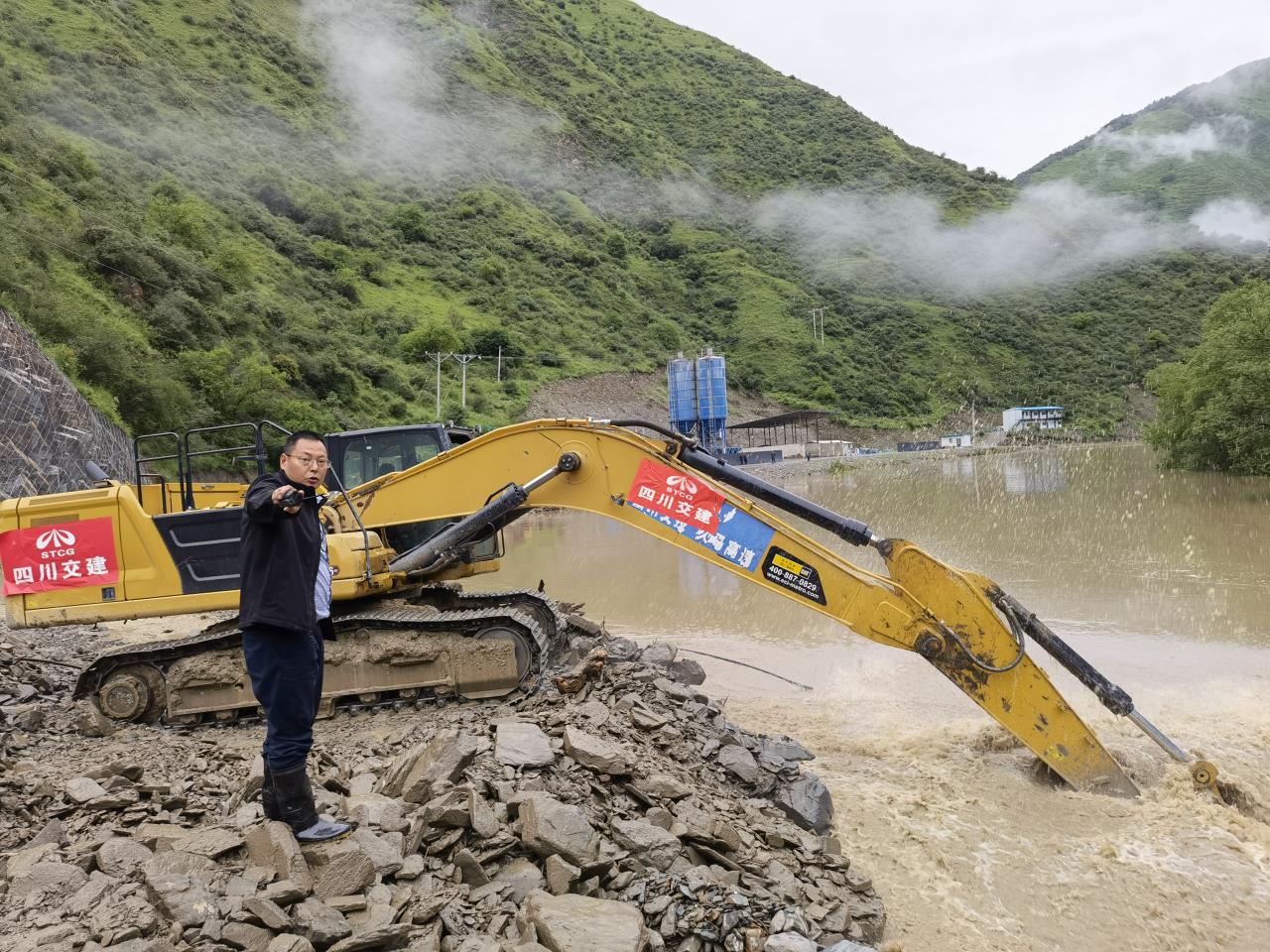 省道220突發泥石流 四川交建高原搶險