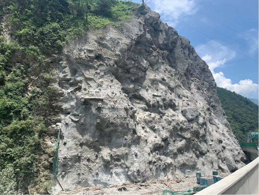 雅西高速姚河壩邊坡處治工程主體完工