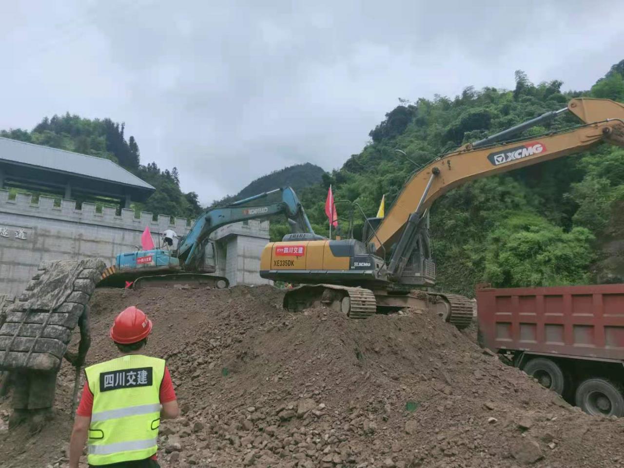 雅康高速突發泥石流，四川交建火速搶險
