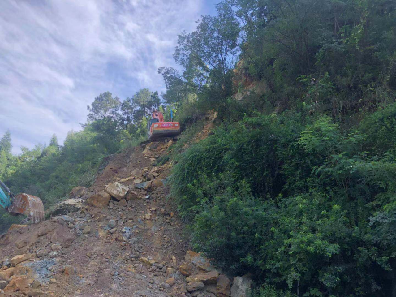 成仁高速山體滑坡，四川交建10小時搶通道路