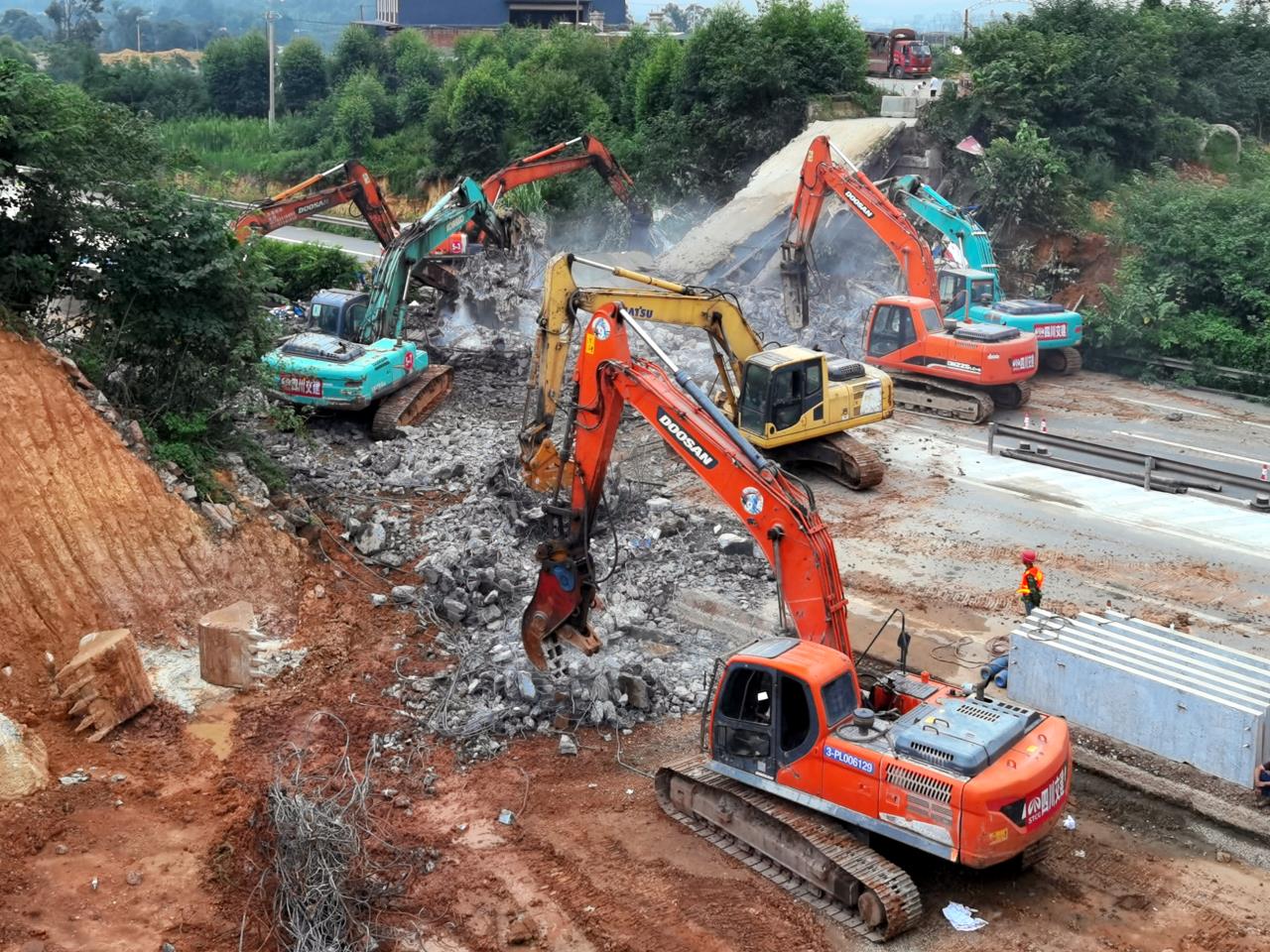 成樂高速擴容建設項目第三批天橋拆除工作順利完成
