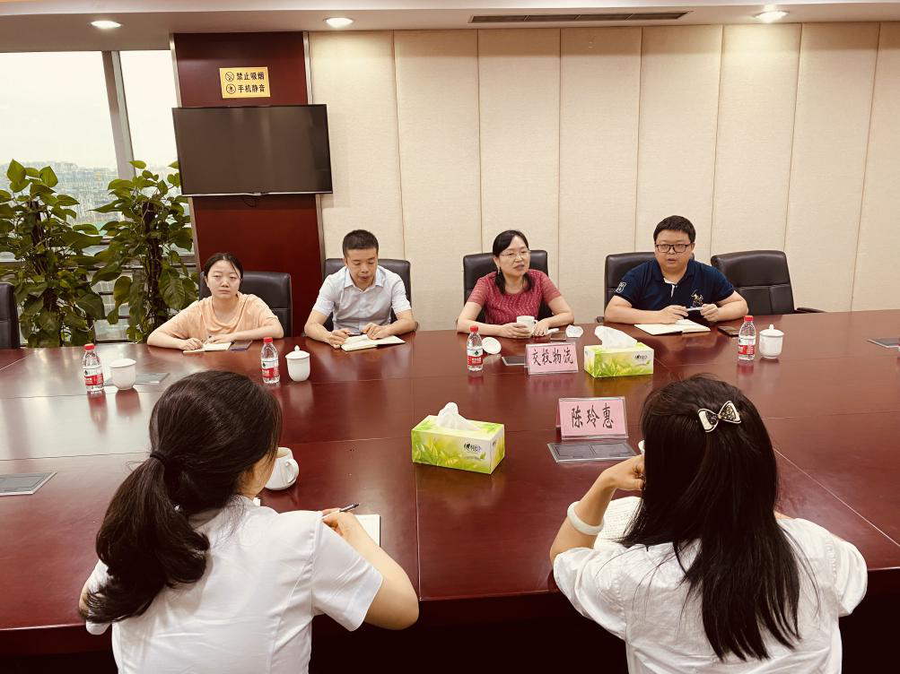 物流公司財務(wù)總監(jiān)沈容華一行到公司交流座談