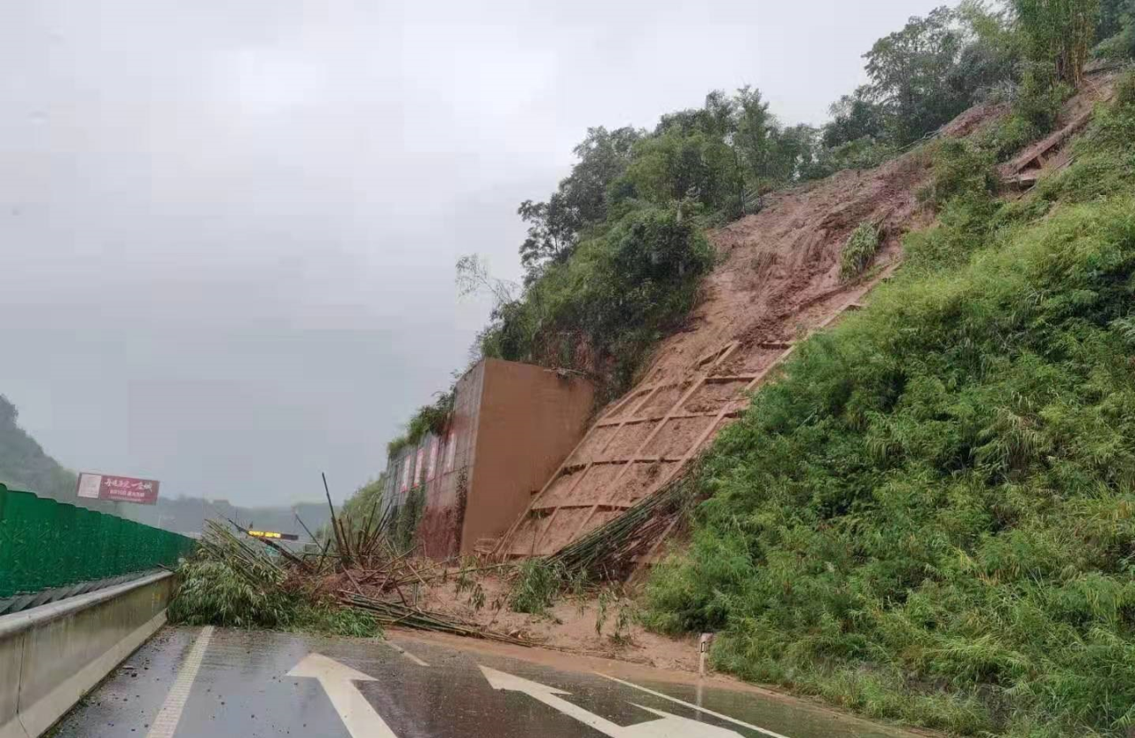 雅康高速山體滑坡道路中斷 搶通工作正在緊張進行
