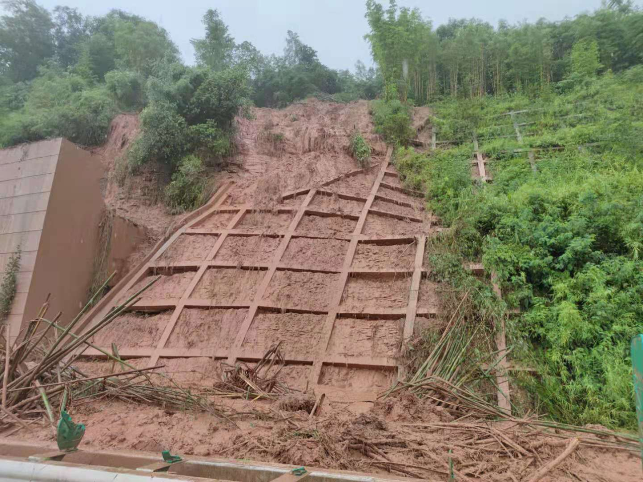 雅康高速山體滑坡道路中斷2.png