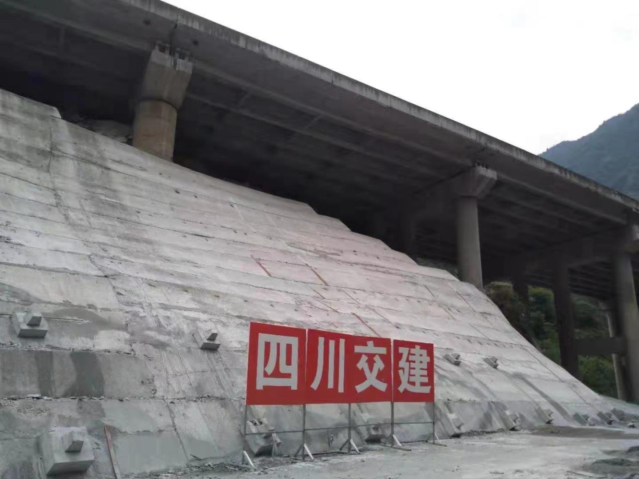 都汶高速“8.17”泥石流災害處治工程銀杏坪擋墻順利完工