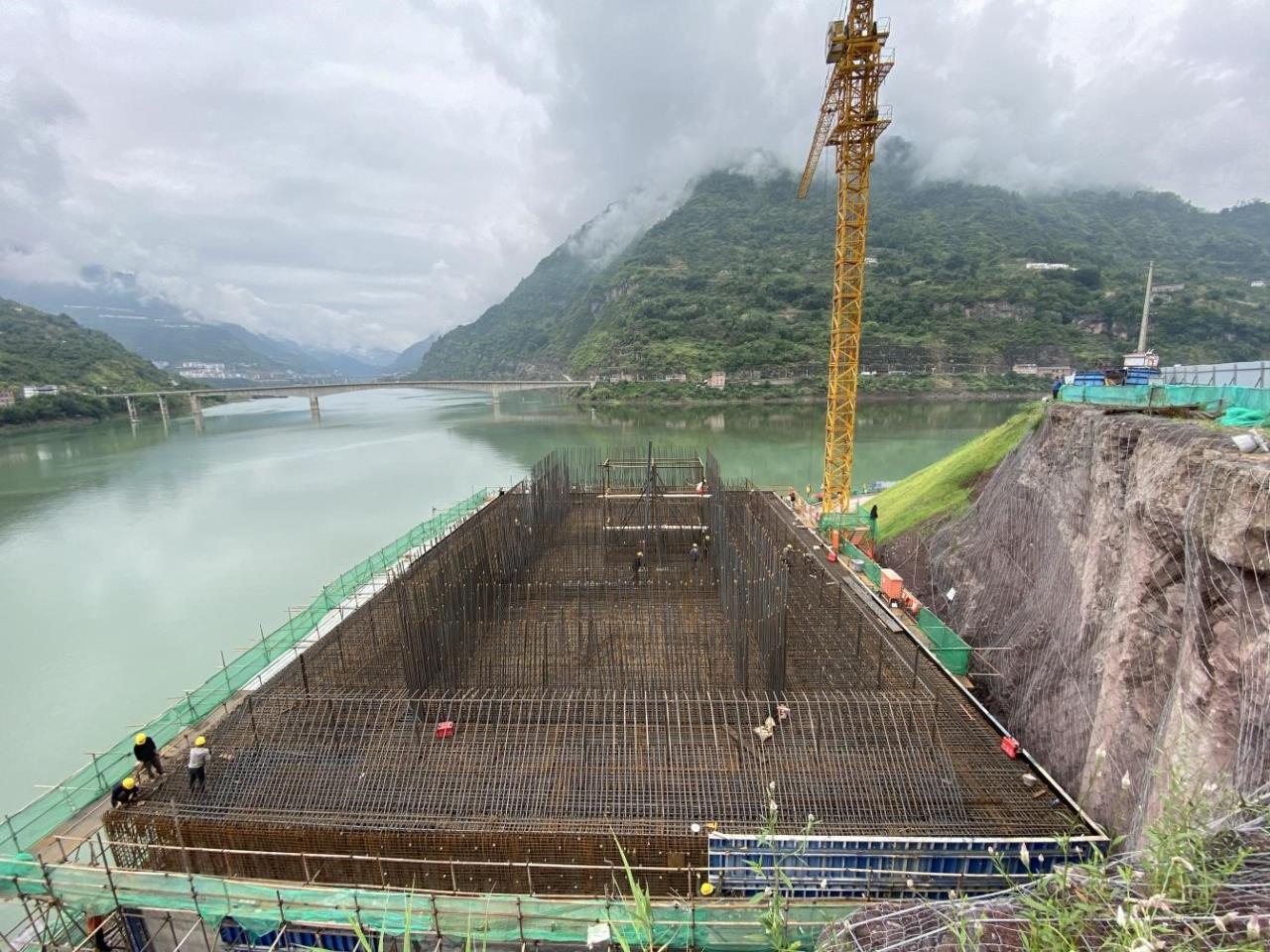 建成后相當于96層樓房高度 新市金沙江特大橋首個承臺澆筑完成
