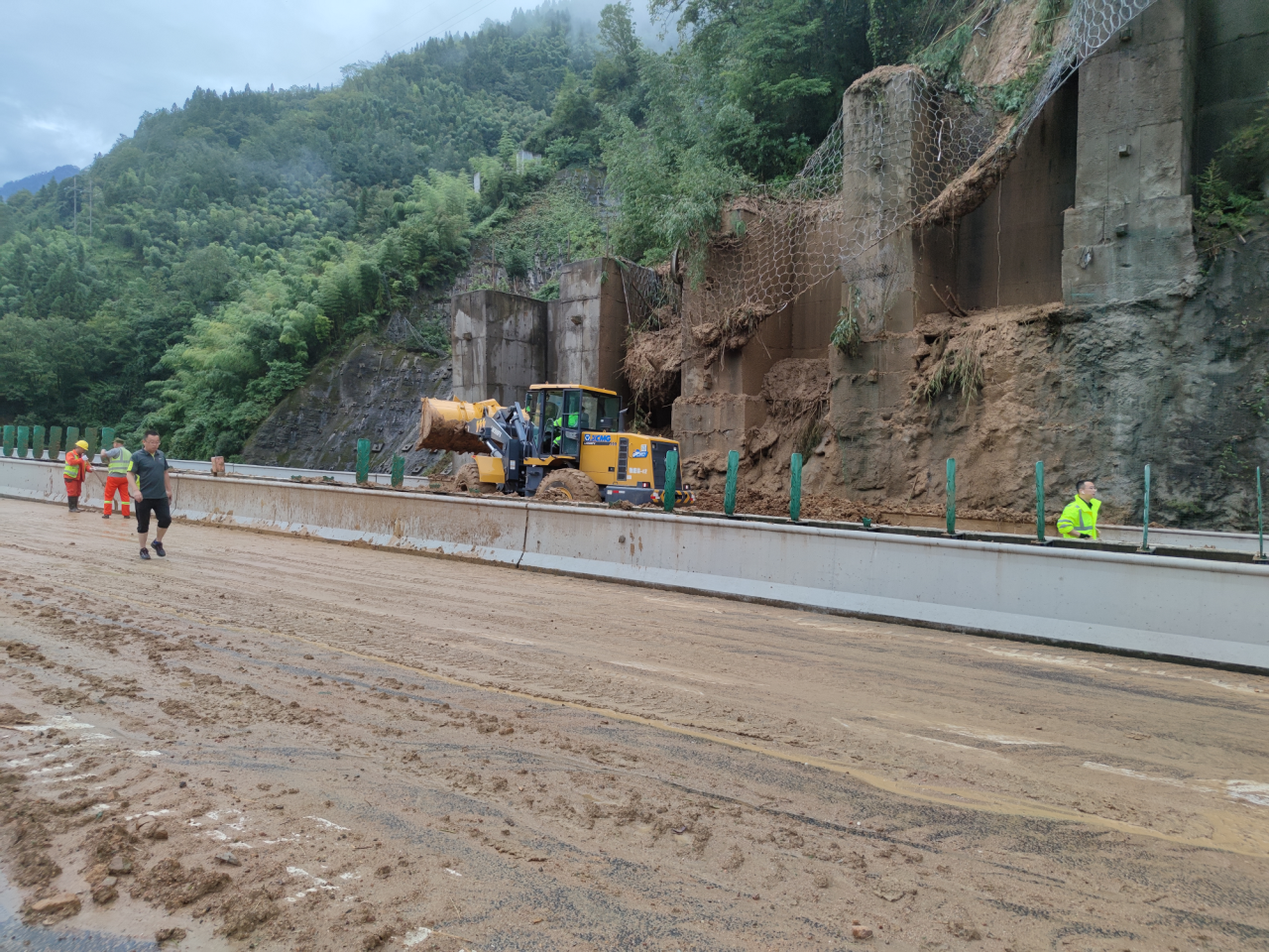 雅康、成雅高速突降暴雨致多處滑坡塌方  四川交建緊急馳援