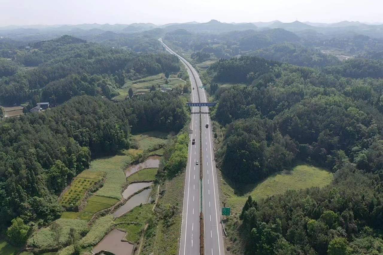請注意！成德南高速K184左側應急施工，車輛限寬3.75m，請過往車輛注意觀察通行