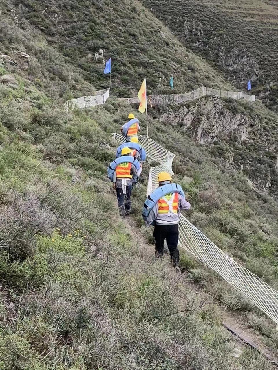 交建集團積極投入汶馬高速山體滑坡搶通保通工作
