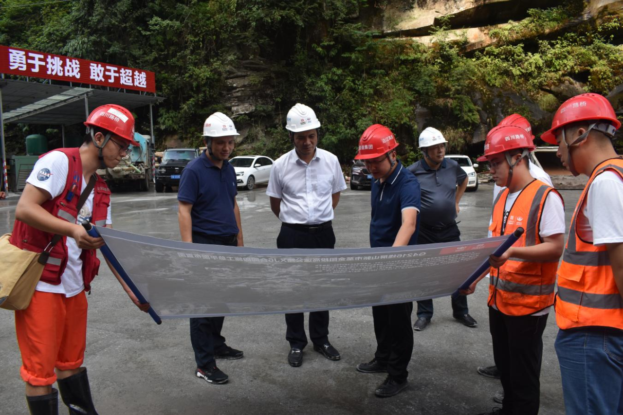 四川路橋黨委委員、紀委書記朱年紅赴沿江高速公路宜金段進行安全環保專項督查