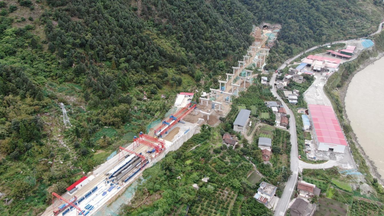 瀘石高速首榀T梁架設(shè)成功