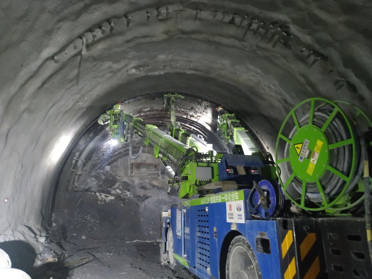 多功能鉆機、智能拱架一體化臺車施工.jpg