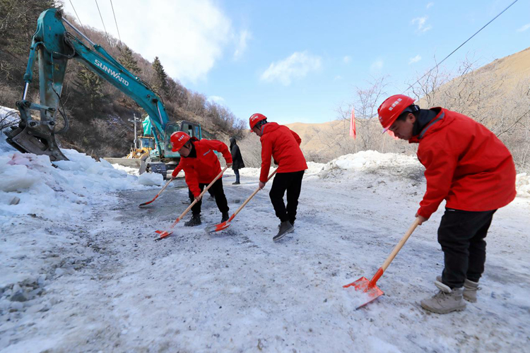 久馬TJ5項目部齊力鏟雪除冰守護平安助力復工復產