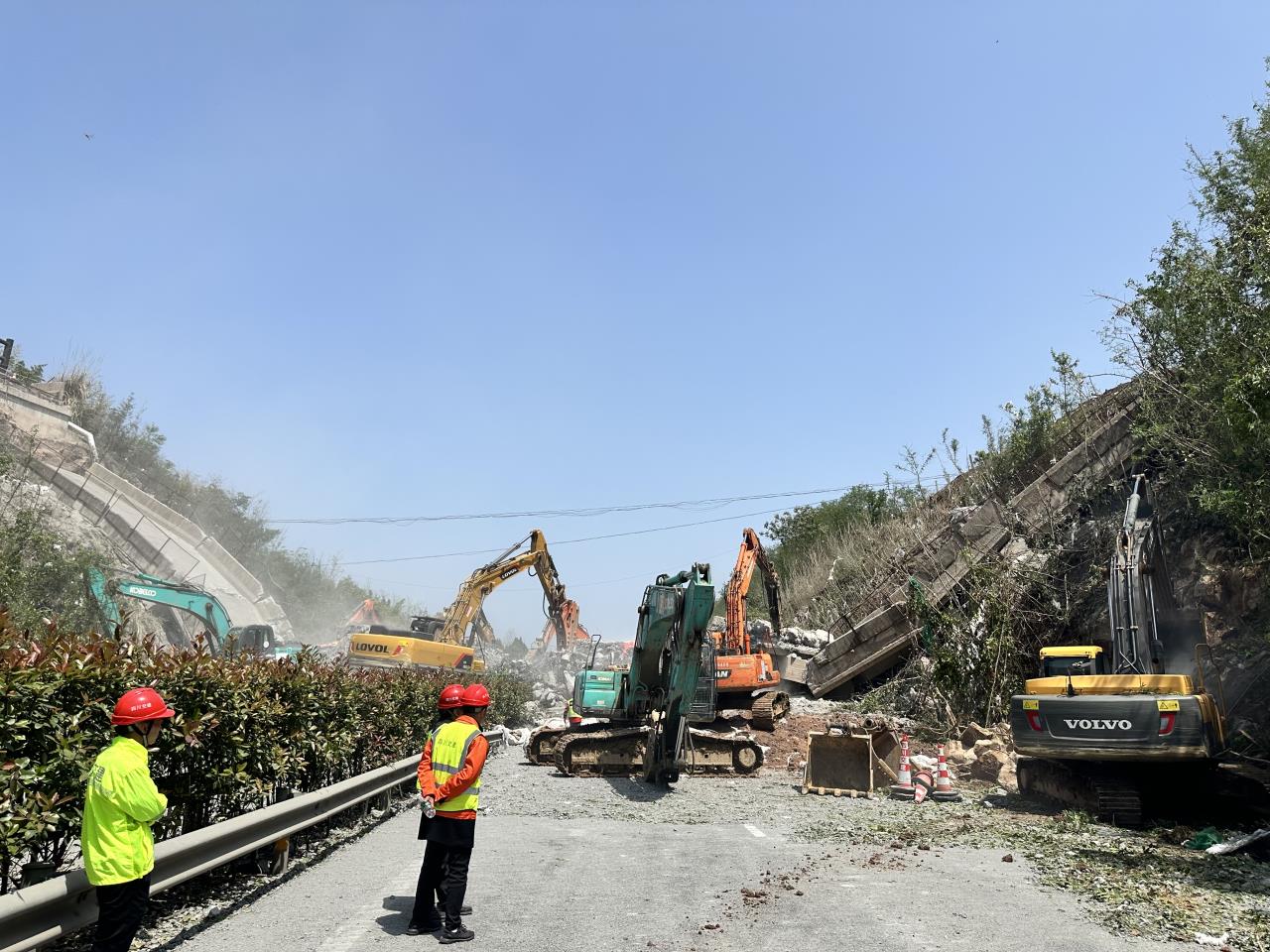 廣南高速公路K708+600跨線車行天橋成功實施爆破拆除