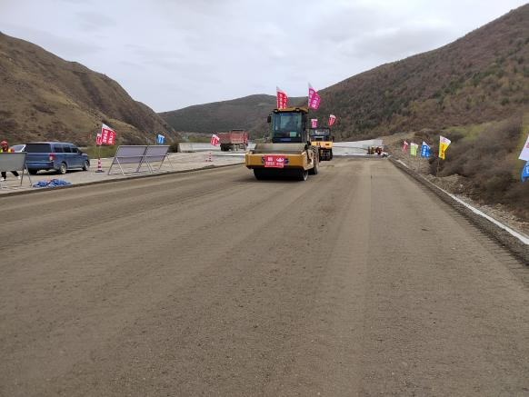 交建路面公司兩項科研課題成功落地，助力久馬高速試驗段高質(zhì)量攤鋪