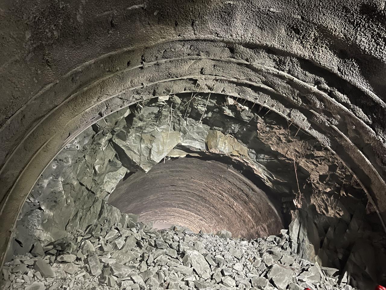 雅葉高速康定過境段跑馬山2號隧道進口端與通風橫洞實現雙洞貫通