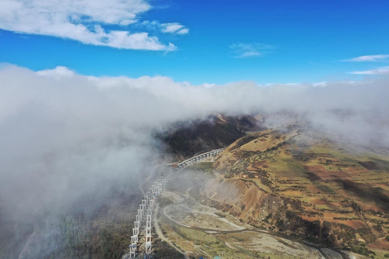 奮戰四季度 | 久馬高速全線第二長特大橋——然清河4號特大橋全幅貫通，為2025年通車目標再添動力！